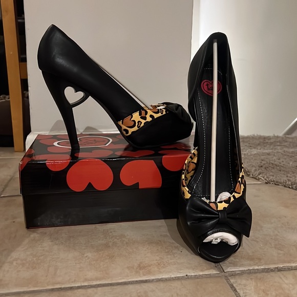 T.U.K. Black Leopard Print Bow Peep Toe with Heart Cut Out Heel size 11 - Picture 1 of 10